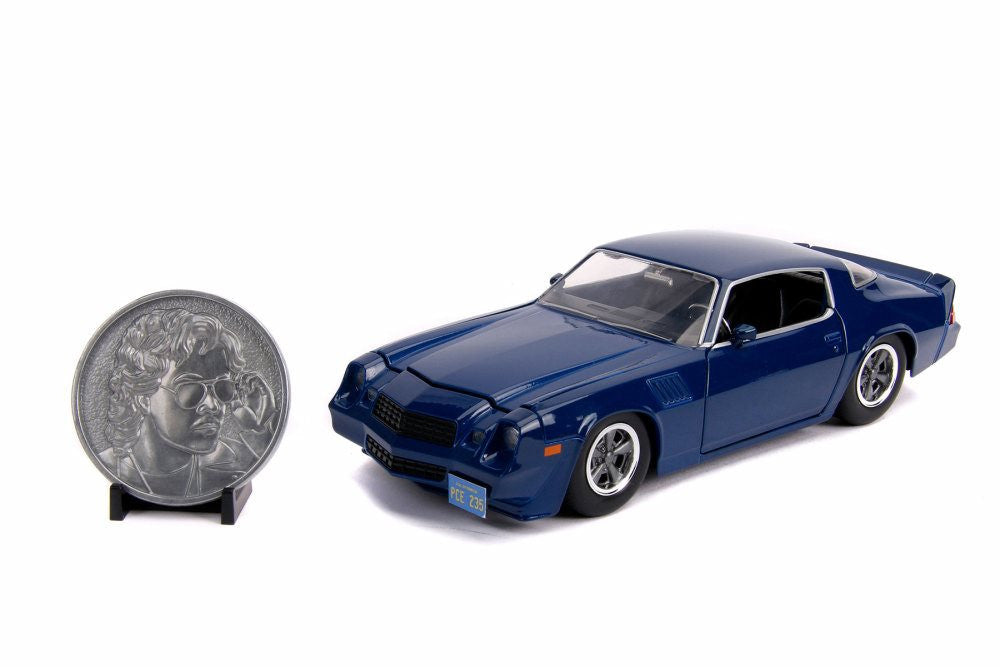 Stranger Things Billy’s Chevrolet Camaro Z28 con Moneda Coleccionable 1:24
